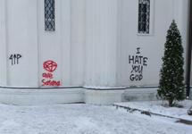 Антихристианские граффити на церкви Георгия Победоносца в Саратове. Фото: sarprok.ru