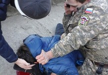 Избиение жителя Щелкина "самообороной" Крыма. Источник: primechaniya.ru