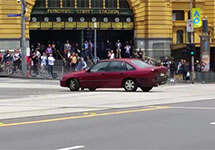 Автомобиль врезается в толпу на улице Мельбурна. Кадр видео