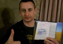 Сергей Жадан демонстрирует белорусские штампы в загранпаспорте. Фото: svaboda.org