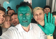 Навальный после нападения в Барнауле. Фото из твиттера политика