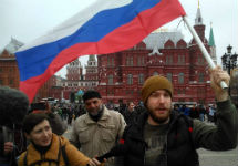 Один из задержанных гулял с российским флагом. Фото: Грани.Ру