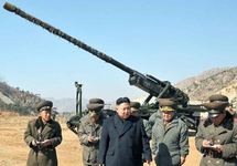 Ким Чен Ын у артиллерийской установки. Фото: news.cn
