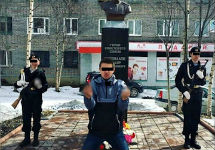Подростки около памятника. Фото: murmansk.kp.ru