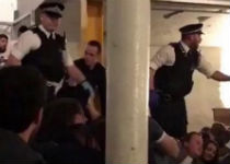 Полиция в баре на Лондонском мосту в первые минуты после теракта. Кадр @Yatsey17