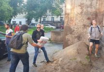 Волонтеры в Новосибирске спасают агитационные материалы. Фото Сергея Бойко