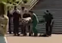 Раненого увозят из Мособлсуда. Кадр видео из ВК-сообщества "Mash | Мэш"