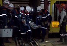 Спасатели эвакуируют шахтера из рудника "Мир". Кадр МЧС