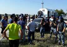 Обыск у Умера Эмирамзаева. Фото с ФБ-страницы Alimdar Crimean Solidarity