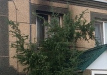 Окно дома Васви Абдураимова после поджога. Фото: milli-firka.org