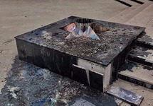 Пепел венка на "вечном огне" в Южноуральске. Фото из ВК-сообщества "Подслушано - Южноуральск"