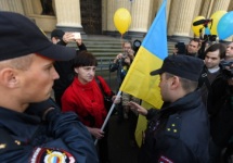 Марш мира: активистку заставляют убрать флаг Украины. Фото: fontanka.ru