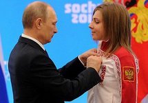 Владимир Путин награждает Елену Никитину. Фото: kremlin.ru