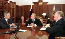 Михаил Касьянов, Владимир Путин и Виктор Геращенко на совещании в Кремле 12 сентября. Фото Reuters/ИТАР-ТАСС