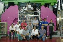 Группа экспериментаторов, задействованных в эксперименте FINUDA, снявшаяся на фоне детектора. Фото с сайта www.lnf.infn.it/esper