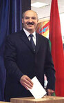Президентские выборы в Белоруссии: Александр Лукашенко опускает свой бюллетень в урну. Фото AP
