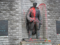 Оскверненный памятник воину-освободителю в Таллине. Фото с сайта www.ljplus.ru