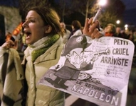 	 Французские студенты протестуют против черезвычайного положения. Фото АР