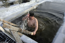 Крещенские купания. Фото Д.Борко/Грани.Ру