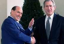 Сильвио Берлускони и Джордж Буш в Генуе 20 июля 2001 года. Фото Reuters