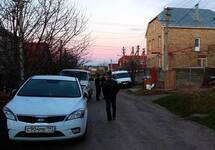 Машины силовиков у дома Асене Мисиратовой. Фото с ФБ-страницы "Крымская солидарность"