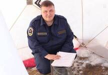 Андрей Холтосунов в палатке у пожарной части. Фото: news.ykt.ru