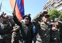 Военные на марше студентов в Ереване. Фото: photolure.am