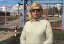 Людмила Денисова у ворот ИК-8. Кадр видеообращения