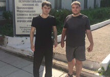 Александр Костенко (слева) у входа в колонию. Фото: ФБ-страница Яны Гончаровой