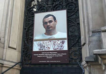 Портрет Сенцова на здании мэрии 10-го округа Парижа
