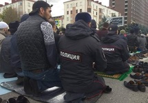 Магас, 05.10.2018: полицейские молятся вместе с демонстрантами. Фото: kavkaz-uzel.eu