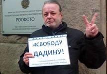 Аркадий Орлов в пикете. Фото с ФБ-страницы "Солидарность Санкт-Петербурга"