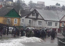 У школы в Столбцах после трагедии. Фото: TUT.by