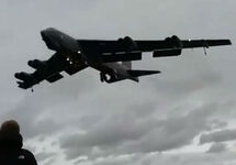 Прибытие B-52H на базу Фэрфорд. Кадр видео из твиттера @peteg59