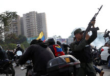 Вооруженные столкновения в Каракасе. Фото из твиттера @AABerwick