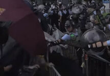 Протестующие дерутся с полицией в Гонконге. Кадр видео Ruptly