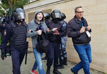 Задержание демонстранта. Фото: Юрий Тимофеев/Грани.ру