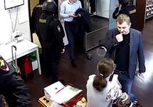 Обыск в московском офисе ФБК. Кадр с камеры видеонаблюдения