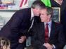 Президенту Бушу сообщают о трагедии в Нью-Йорке во время его встречи со школьниками. Фото AP с сайта www.knoxstudio.com