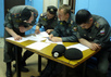 Милиционеры составляющие протокол. Фото Анастасии Рыбаченко