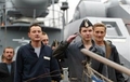 Капитан Вячеслав Милашевский и экипаж спасенной субмарины рапортуют о возвращении. Фото АР