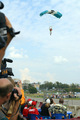 Фестиваль каскадеров. Прыжок парашютиста со сверхмалой высоты. Фото Дмитрия Борко/Грани.Ру