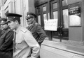 Немногочисленная в эти дни на улицах милиция охраняет опечатанное здание горкома КПСС. Фото Дм. Борко