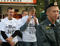 Участники "антипикета" достают дуделки и начинается оглушительный "концерт". Фото Дм.Борко/Грани.Ру