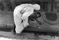 Сестра из ордена матери Терезы останавливается у спящей бездомной женщины. В Калькутте мать Тереза основала пристанище для стариков и бездомных. Фото Рагу Рэй/Magnum