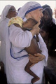 Мать Тереза. Поездка в Ассам с целью поиска сирот и бездомных, ставших жертвами местного беззакония. Фото Рагу Рэй/Magnum