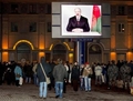 5. Жители Минска смотрят предвыборное выступление Александра Лукашенко на уличных мониторах. Фото АР