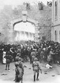 1. Британские военные пытаются разогнать массовую сионистскую демонстрацию в Иерусалиме. 1933 г. Фото с сайта leksikon.org