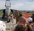 МАКС-2007. Французский летчик "приревновал" парня к своей машине. Фото Граней.Ру