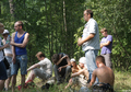 Пройти в Химкинский лес со Старбеевского поля смогла только небольшая группа активистов. Фото Л.Барковой